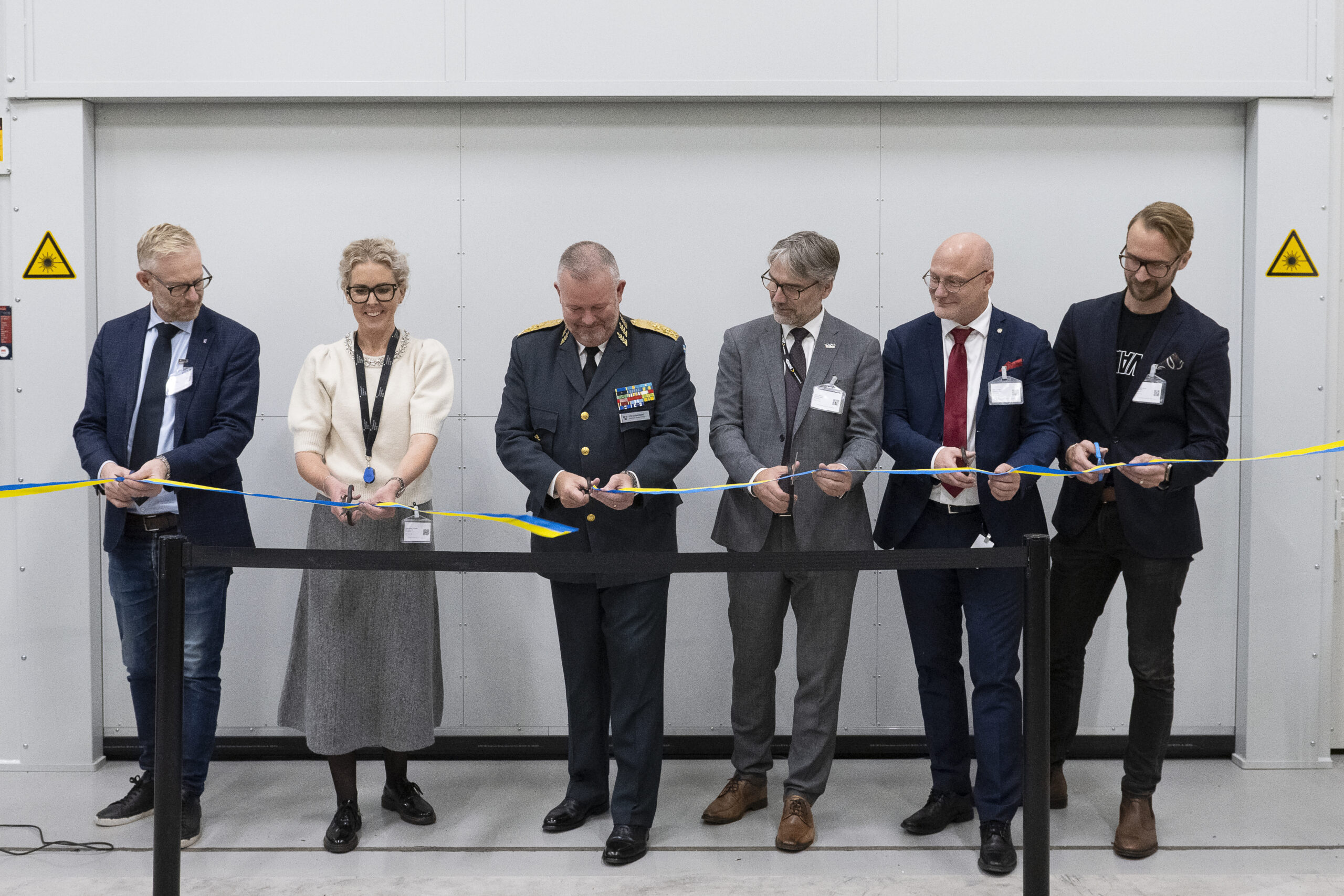 Invigning av AMCC i oktober 2025. Projektets parter: Trollhättans Stad, Innovatum Science Park, Försvarsmakten, GKN Aerospace, Högskolan Väst och WAAMLABZ. Foto: Kristin Viktorsson.