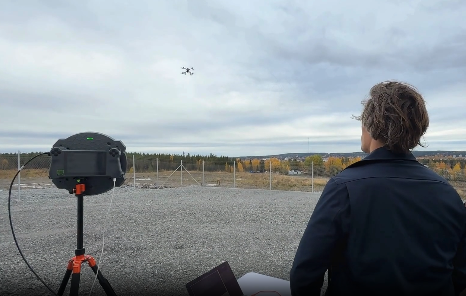 Genom sin teknik kan Monava positionera och analysera ljud innan örat kan uppfatta det. Här testar de tekniken på Skellefteå Droneport.