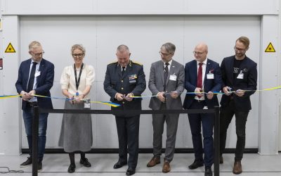 Invigning av AMCC i oktober 2025. Projektets parter: Trollhättans Stad, Innovatum Science Park, Försvarsmakten, GKN Aerospace, Högskolan Väst och WAAMLABZ. Foto: Kristin Viktorsson.